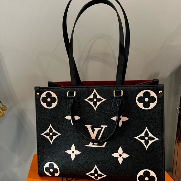 LV on the go black and cream MM Only one on Poshmark this bag  very hard to find - Picture 15 of 16